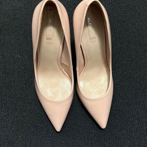 Nude patent leather pumps